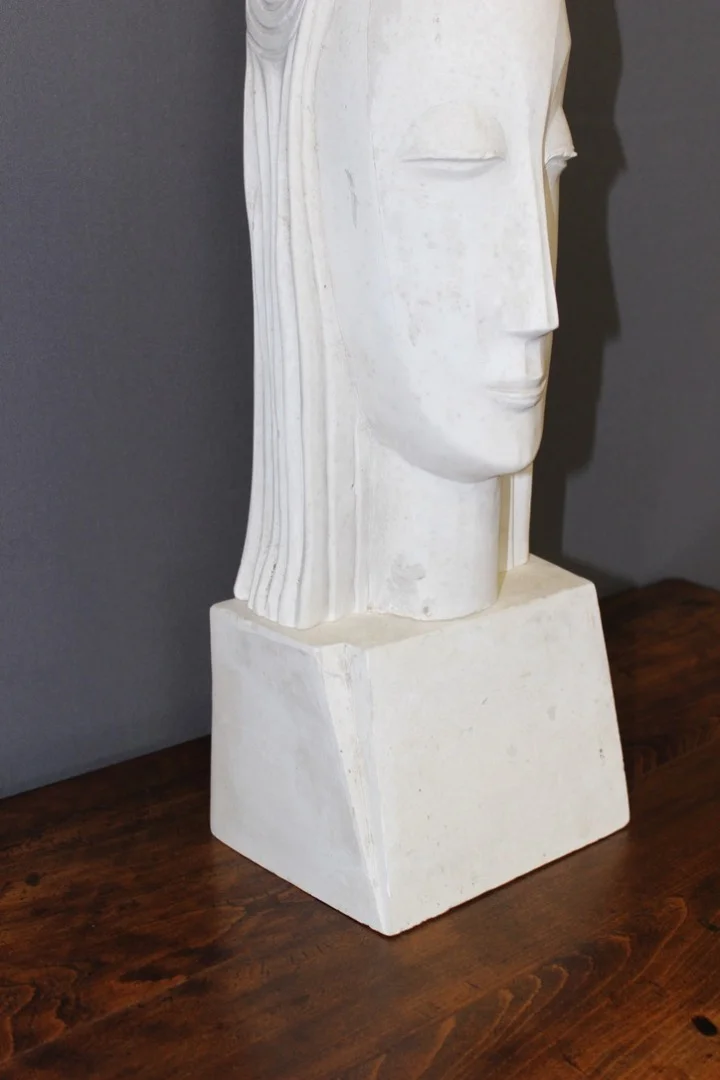 Sculpture Art Déco En Plâtre Représentant Une Tête De Femme Dans Le Goût De Gustave Miklos