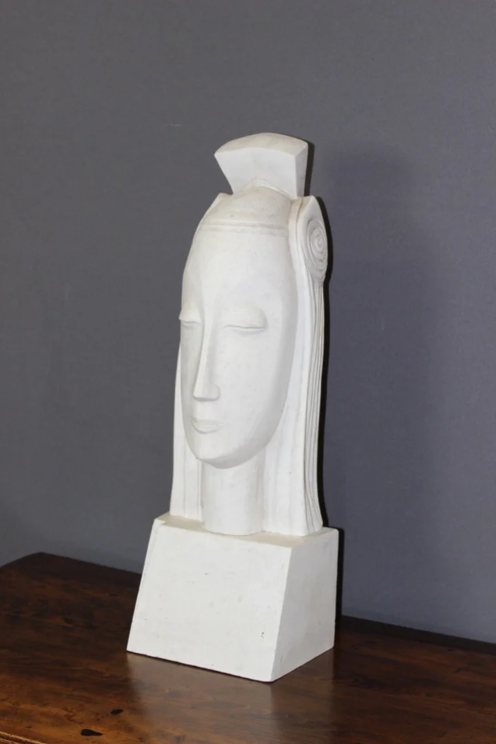 Sculpture Art Déco En Plâtre Représentant Une Tête De Femme Dans Le Goût De Gustave Miklos
