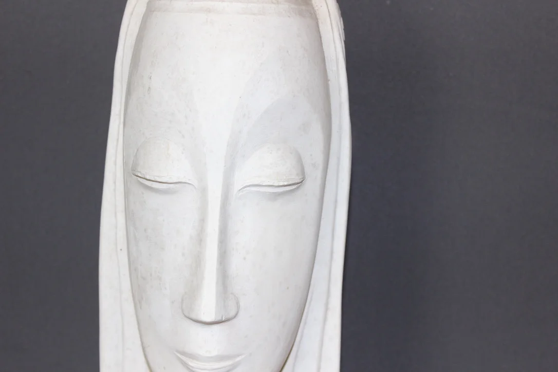 Sculpture Art Déco En Plâtre Représentant Une Tête De Femme Dans Le Goût De Gustave Miklos
