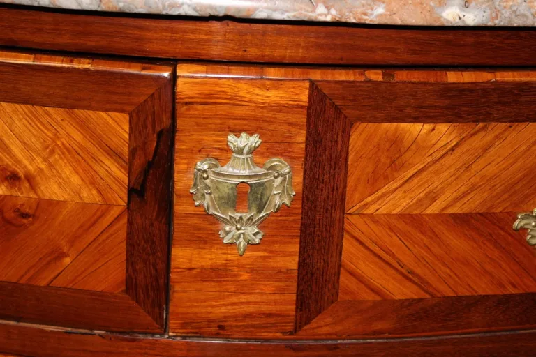 Commode Louis XV En Marqueterie du XVIII siècle