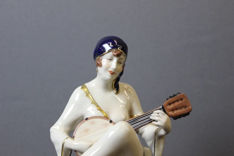ART DECO PERIOD PORCELAIN FIGURE