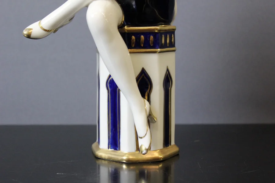 ART DECO PERIOD PORCELAIN FIGURE