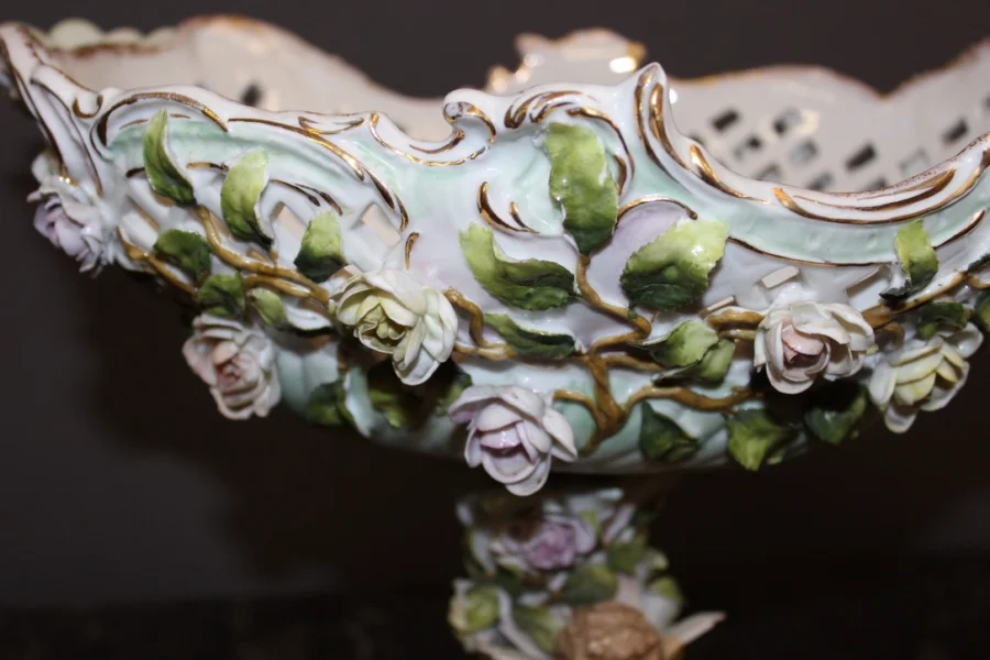 PORCELAIN CENTER PIECE