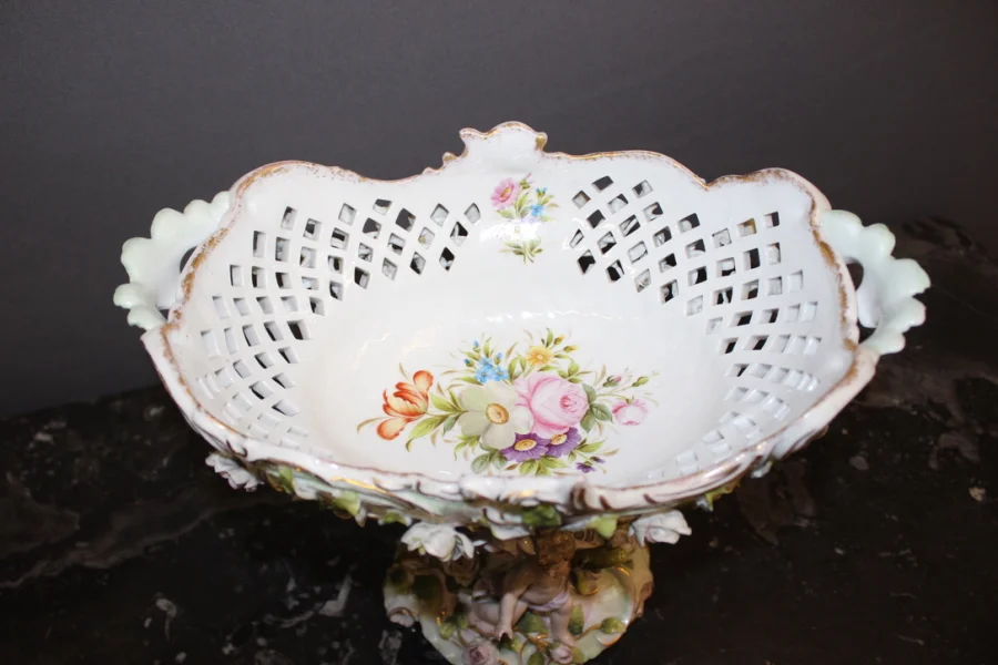 PORCELAIN CENTER PIECE