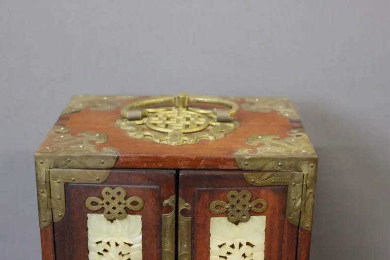 Petit Cabinet Chinois En Bois Et Pierre Dure XX Siècle