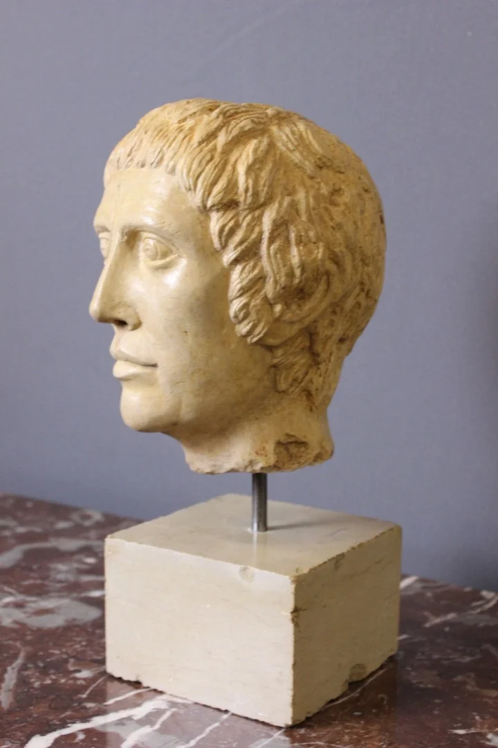 BUSTO DE PIEDRA
