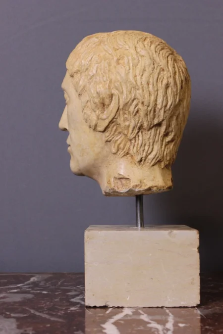 Tête De Romain Ou Grec En Pierre Sculptée