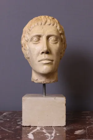 Tête De Romain Ou Grec En Pierre Sculptée