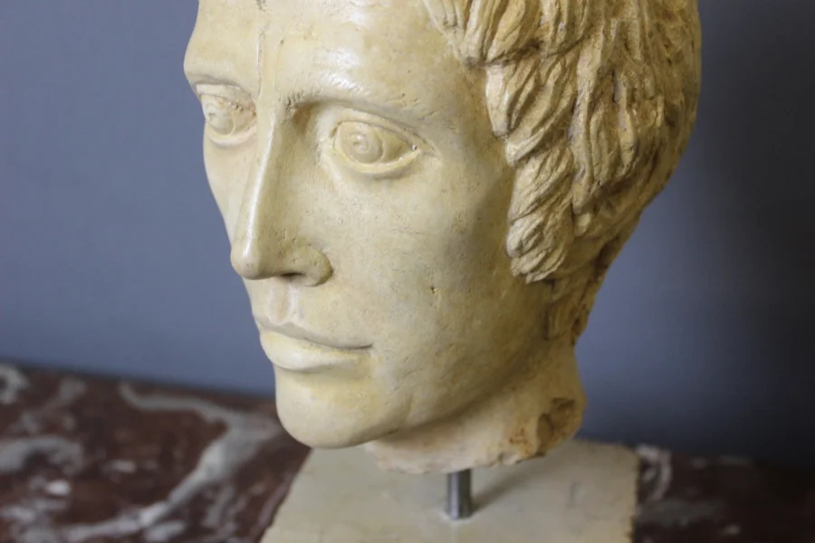 Tête De Romain Ou Grec En Pierre Sculptée