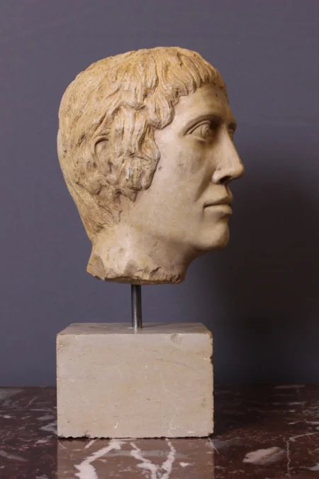 Tête De Romain Ou Grec En Pierre Sculptée