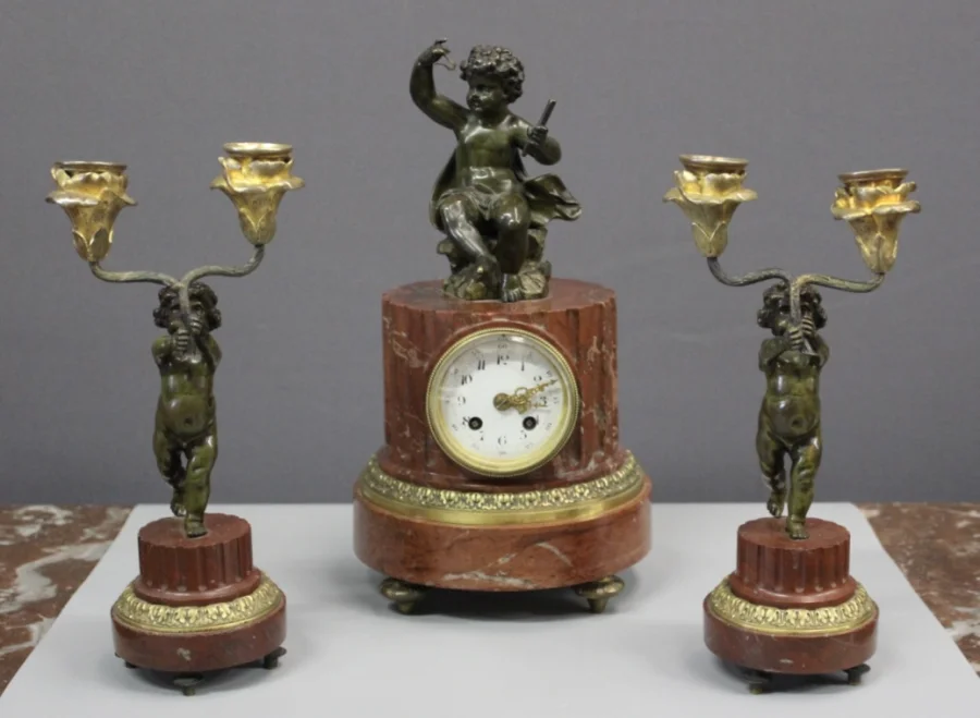 Pendule Borne Surmonté d'Un Putti Vers 1880