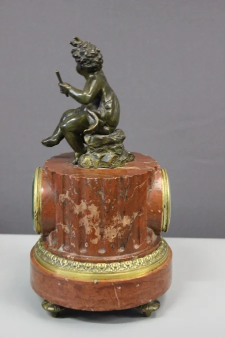 Pendule Borne Surmonté d'Un Putti Vers 1880