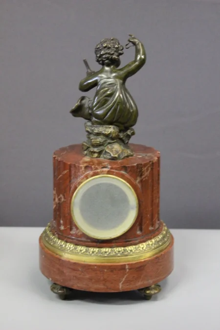 Pendule Borne Surmonté d'Un Putti Vers 1880
