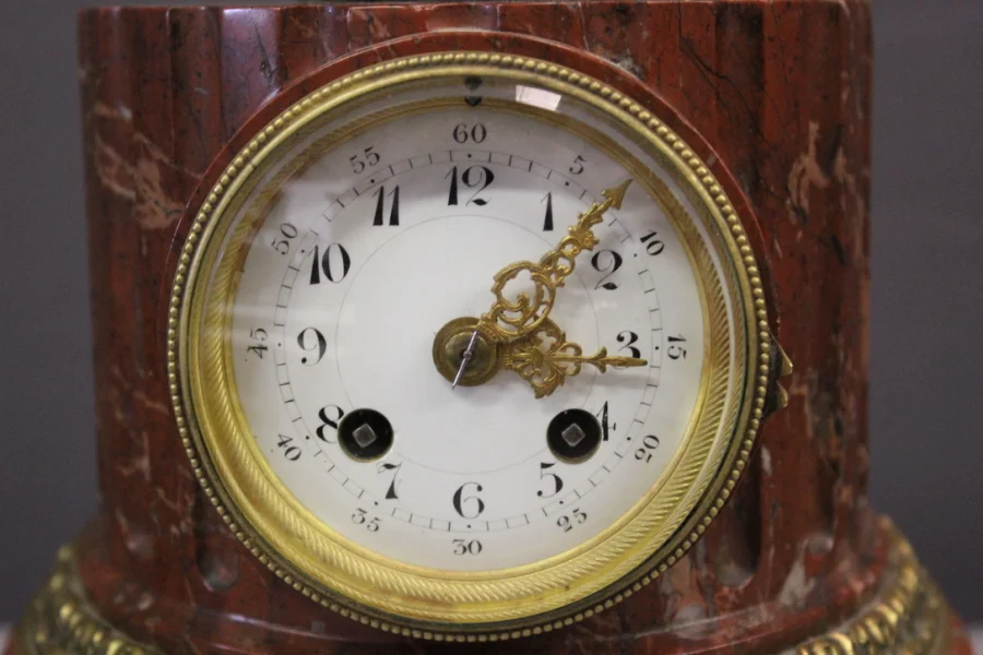 Pendule Borne Surmonté d'Un Putti Vers 1880