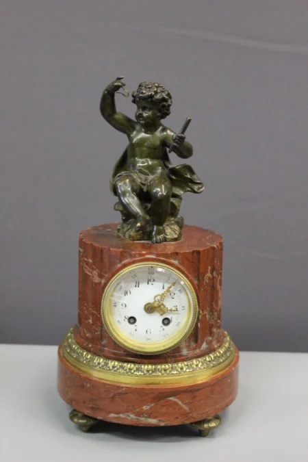 Pendule Borne Surmonté d'Un Putti Vers 1880