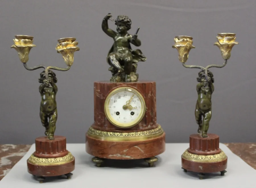 Pendule Borne Surmonté d'Un Putti Vers 1880