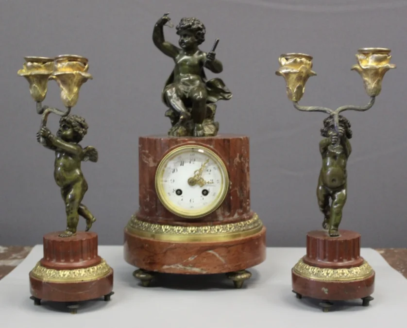 Pendule Borne Surmonté d'Un Putti Vers 1880