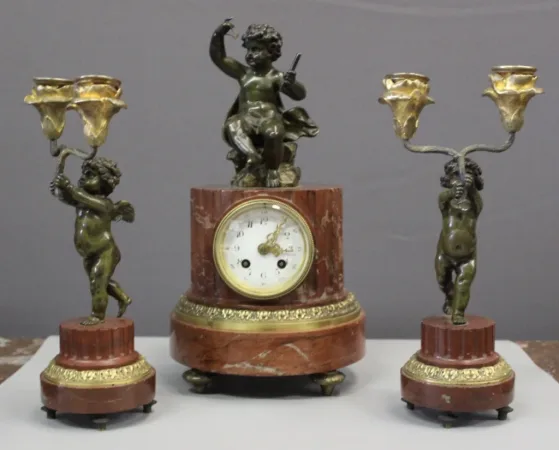 Pendule Borne Surmonté d'Un Putti Vers 1880