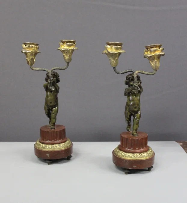 Pendule Borne Surmonté d'Un Putti Vers 1880