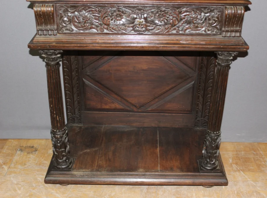 Petit Cabinet En Noyer En Partie XVII Siècle