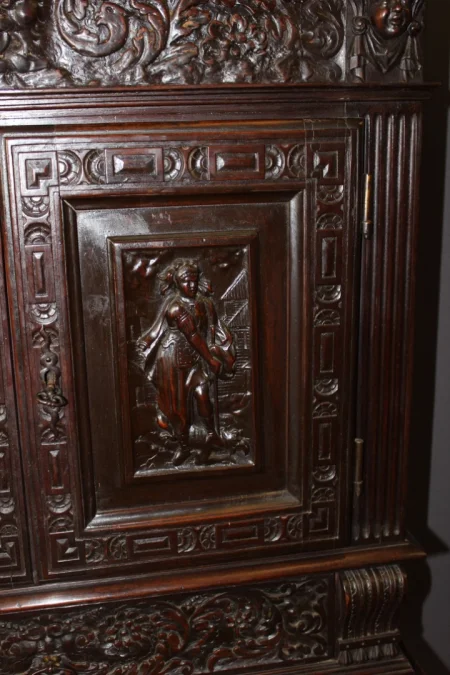 Petit Cabinet En Noyer En Partie XVII Siècle