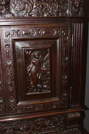Petit Cabinet En Noyer En Partie XVII Siècle