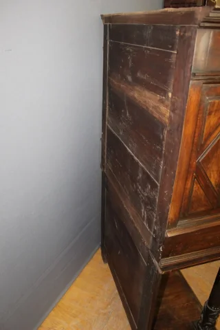 Petit Cabinet En Noyer En Partie XVII Siècle