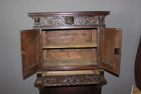 Petit Cabinet En Noyer En Partie XVII Siècle
