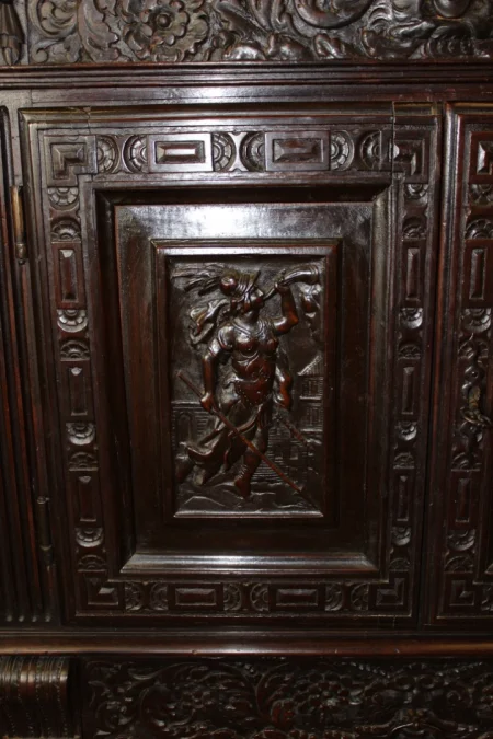 Petit Cabinet En Noyer En Partie XVII Siècle