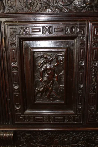 Petit Cabinet En Noyer En Partie XVII Siècle