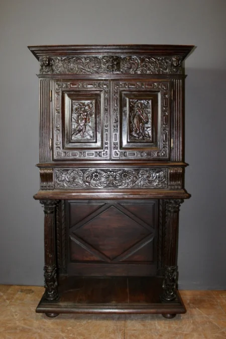 Petit Cabinet En Noyer En Partie XVII Siècle