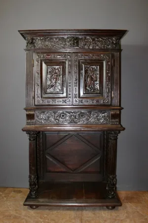 Petit Cabinet En Noyer En Partie XVII Siècle