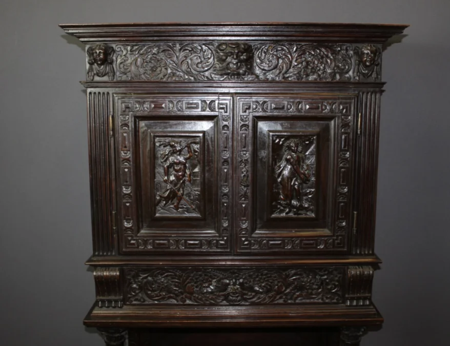 Petit Cabinet En Noyer En Partie XVII Siècle