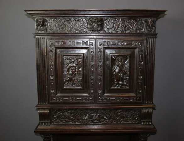 Petit Cabinet En Noyer En Partie XVII Siècle