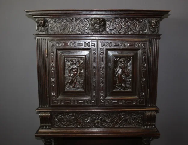 Petit Cabinet En Noyer En Partie XVII Siècle