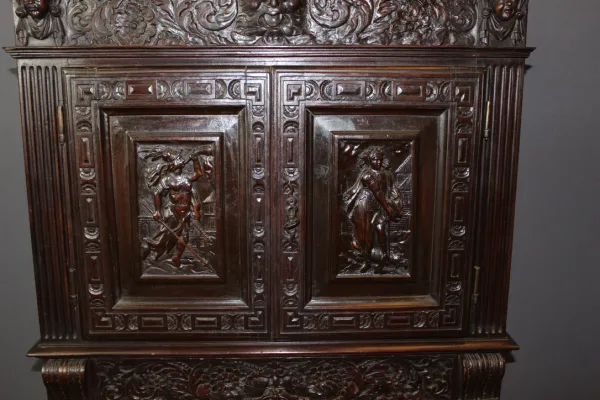Petit Cabinet En Noyer En Partie XVII Siècle