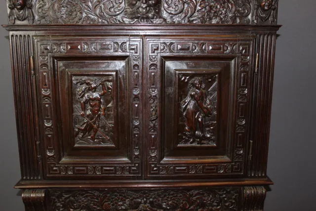 Petit Cabinet En Noyer En Partie XVII Siècle