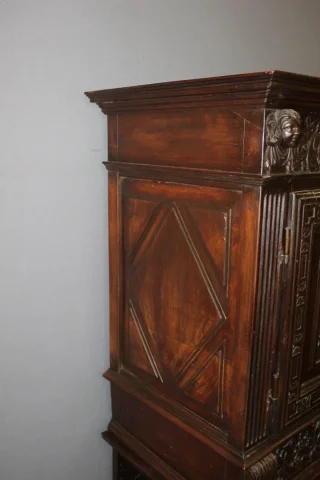 Petit Cabinet En Noyer En Partie XVII Siècle