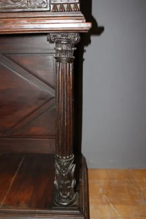 Petit Cabinet En Noyer En Partie XVII Siècle