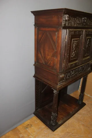 Petit Cabinet En Noyer En Partie XVII Siècle