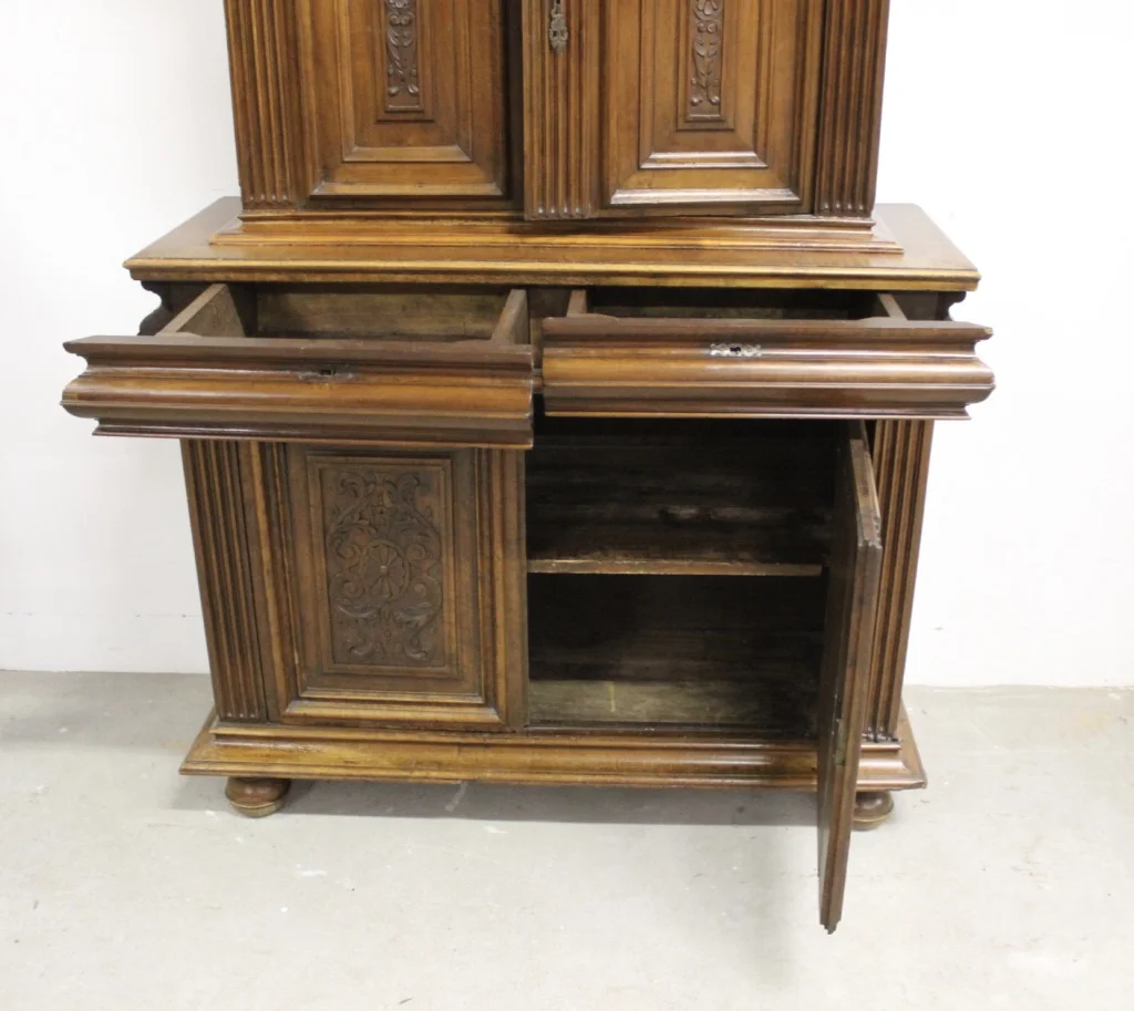 Meuble Deux Corps à Retrait Louis XIII En Noyer Fin XVII