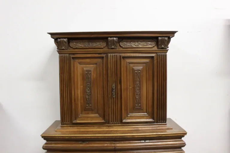 Meuble Deux Corps à Retrait Louis XIII En Noyer Fin XVII