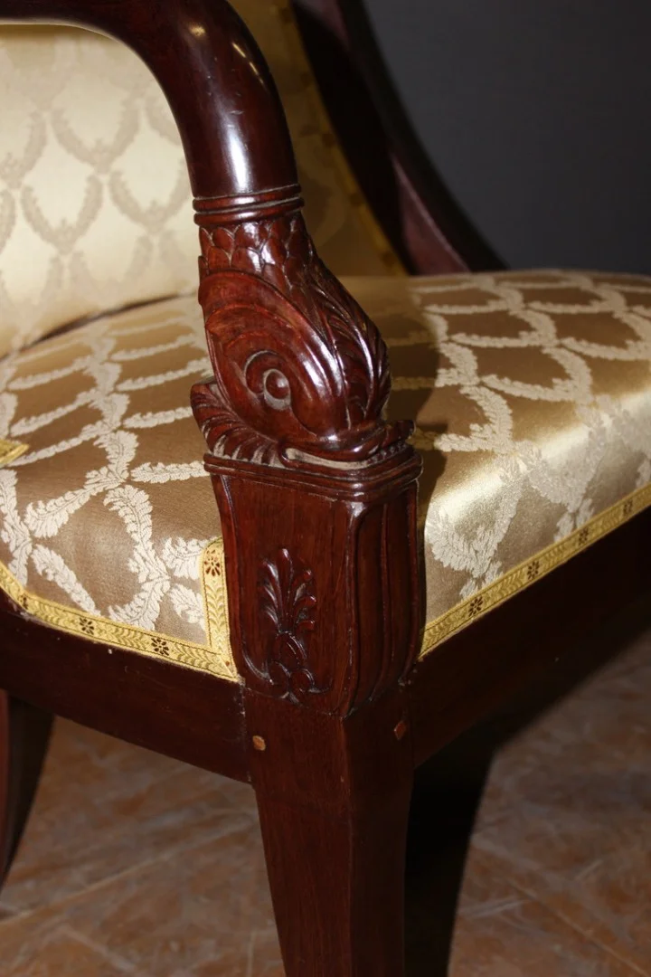 Paire De Fauteuils Gondoles Aux Dauphins En Acajou