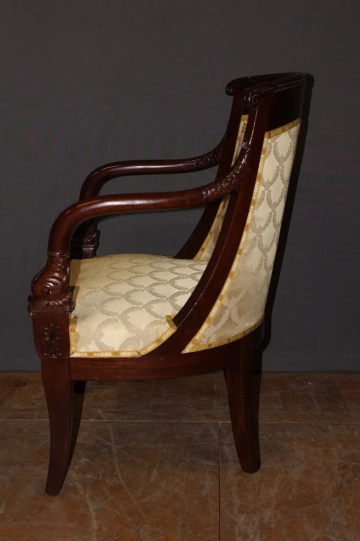 Paire De Fauteuils Gondoles Aux Dauphins En Acajou