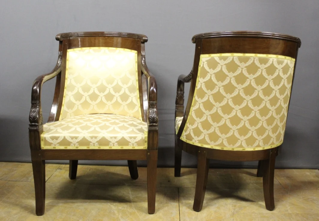 Paire De Fauteuils Gondoles Aux Dauphins En Acajou