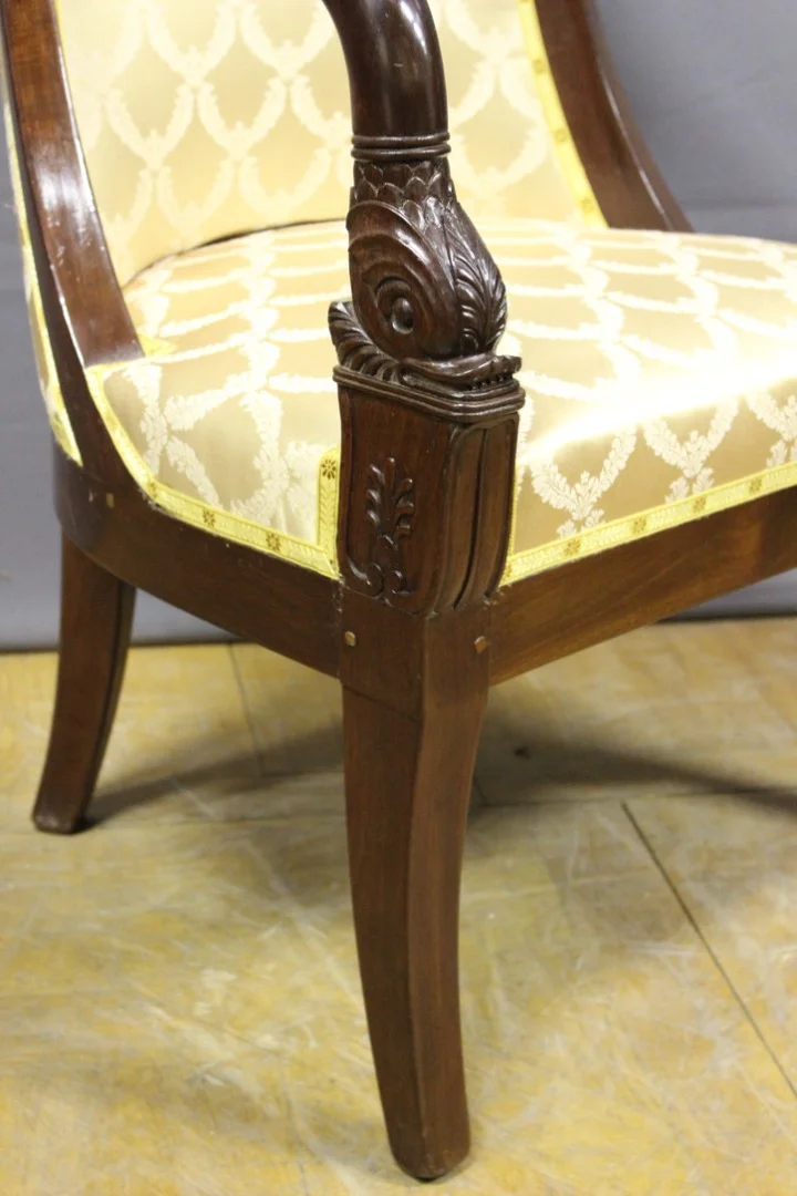 Paire De Fauteuils Gondoles Aux Dauphins En Acajou