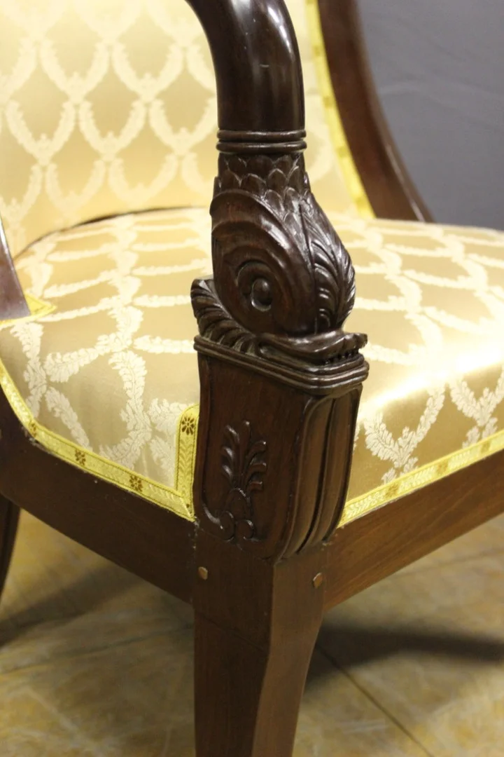 Paire De Fauteuils Gondoles Aux Dauphins En Acajou