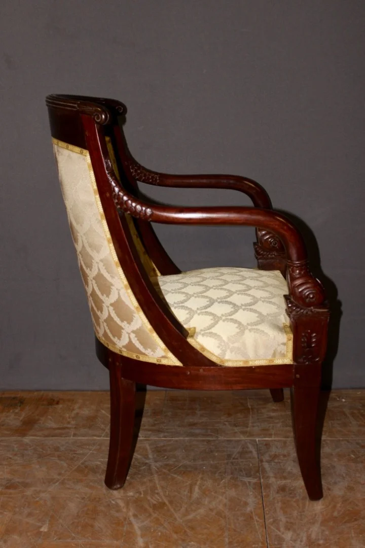 Paire De Fauteuils Gondoles Aux Dauphins En Acajou