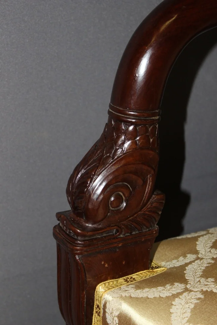 Paire De Fauteuils Gondoles Aux Dauphins En Acajou