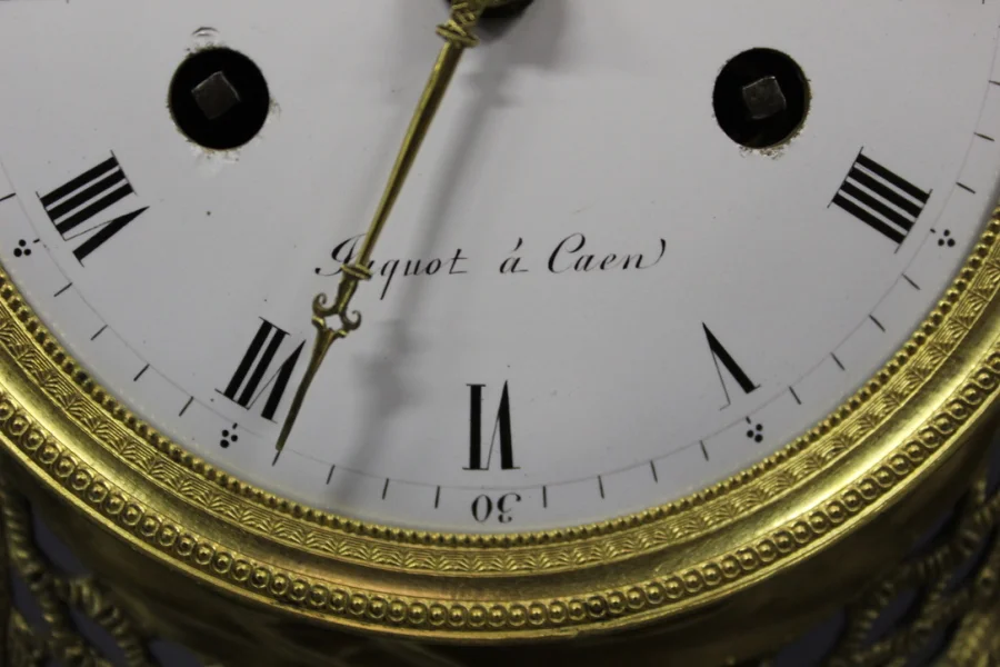 Pendule Louis XVI En Marbre Et Bronze Vers 1800